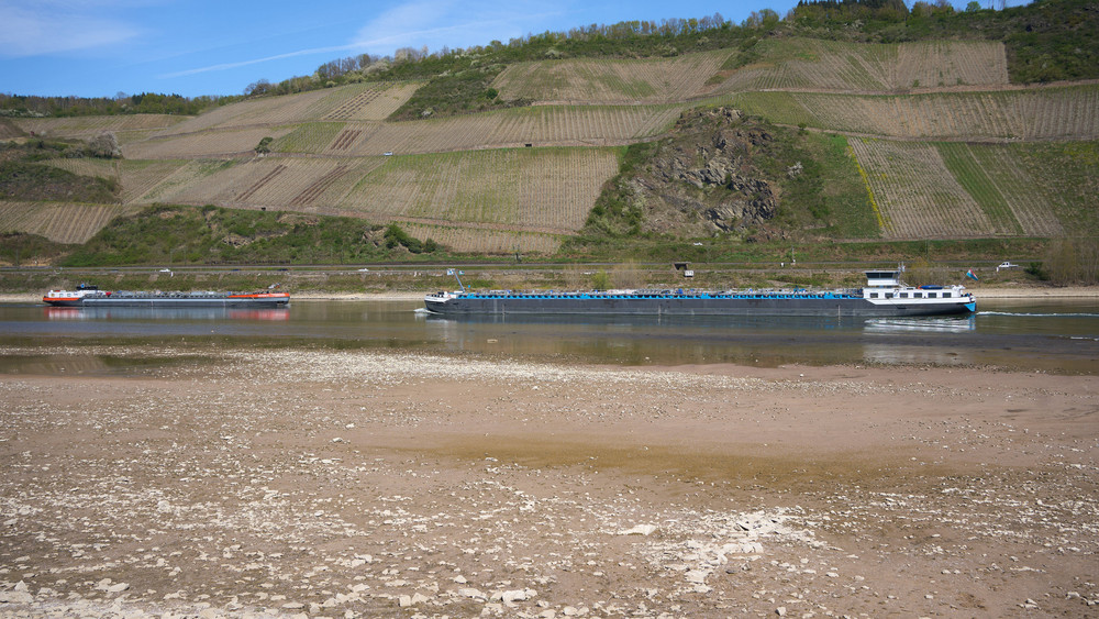 Im Rhein ist der Wasserstand extrem niedrig - Frachtschiffe können nicht voll beladen werden. 