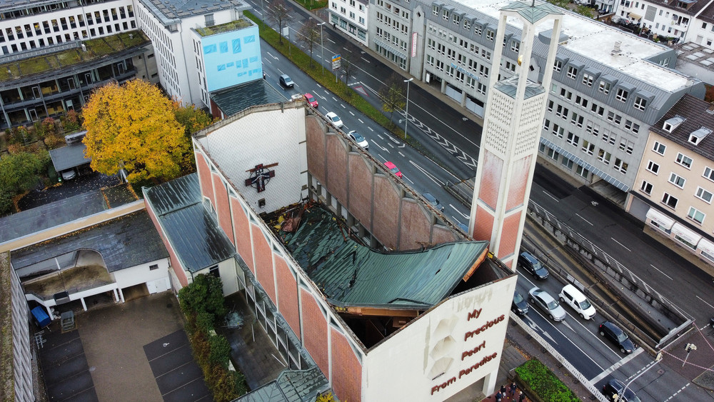 Das Dach der Elisabethkirche in Kassel war auf voller Länge eingestürzt. Jetzt bleiben weitere Kirchen in Hessen vorsichtshalber über Weihnachten geschlossen.