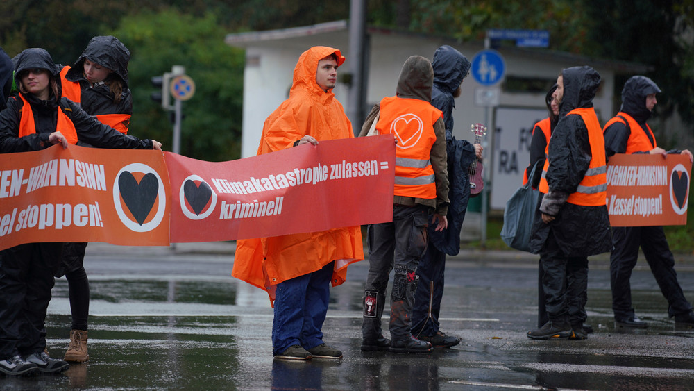 Einige Dutzend Aktivisten der Letzten Generation haben am Mittwoch unter anderem die Kreuzung am Lutherplatz in Kassel blockiert.