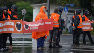 Letzte Generation blockierte Straßenbahngleise in Kassel