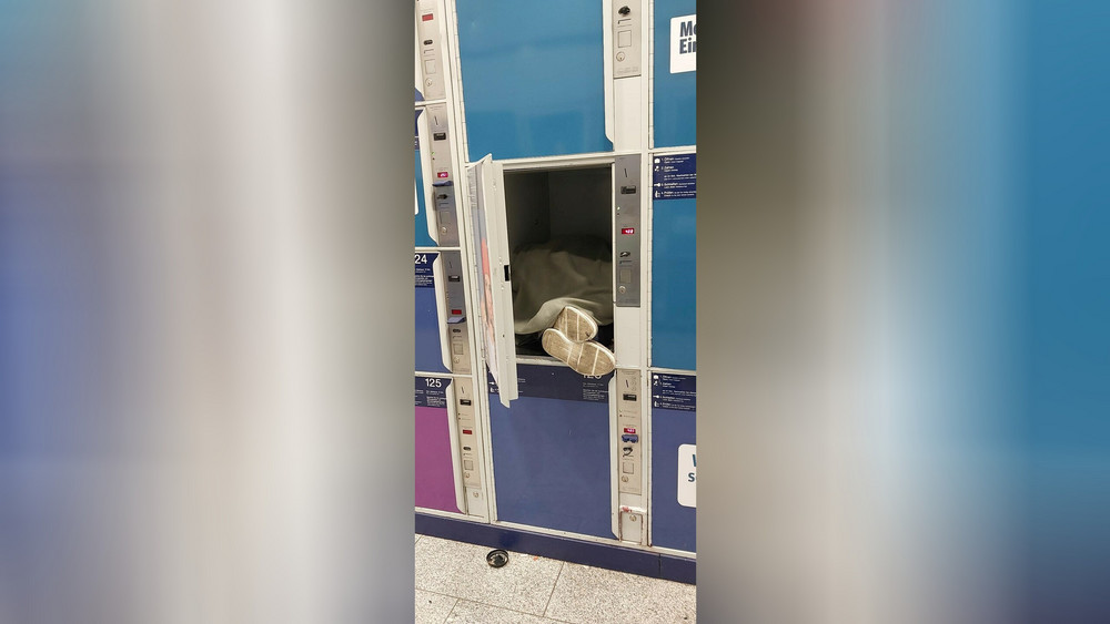 Die Beamten der Bundespolizei glaubten zunächst an ein Verbrechen, als sie von weitem die Füße aus dem Schließfach ragen sahen. 