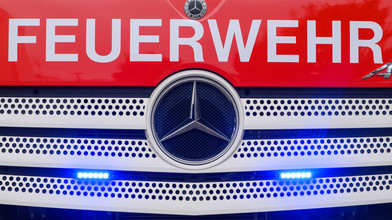 Feuerwehreinsatz: E-Auto und Wohnhaus stehen in Flammen