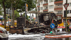 Große Rauchwolke in Gießen: LKW brennt nach Explosion