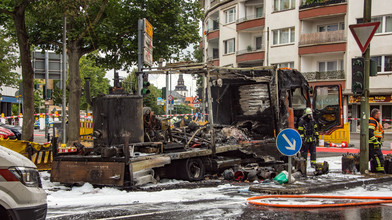 Große Rauchwolke in Gießen: LKW brennt nach Explosion