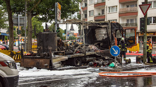 Große Rauchwolke in Gießen: LKW brennt nach Explosion