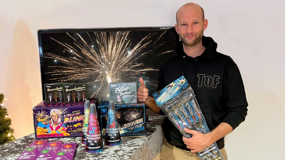 Pyrotechniker Timo Lüttmann neben seinem hochwertigen (und teilweise teuren) Feuerwerk-Sortiment.