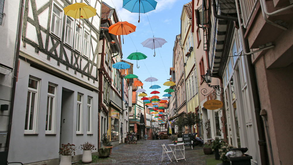 Bunte Schirme zieren die Langgasse in Gelnhausen.
