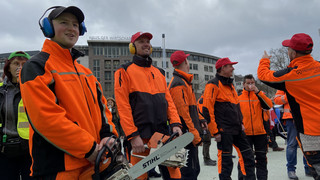 Warnstreik in Kassel: Mit knatternden Kettensägen durch die Innenstadt