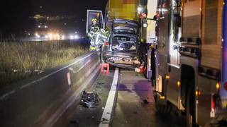 100.000 Euro Schaden auf A7 bei Hünfeld: LKW quetscht Audi ein