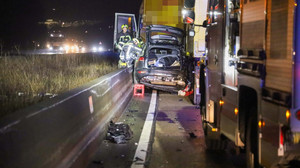 100.000 Euro Schaden auf A7 bei Hünfeld: LKW quetscht Audi ein