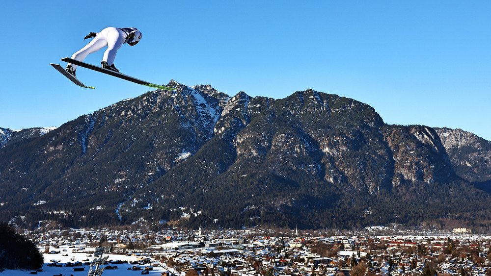 Beim Quali-Springen der Vierschanzentournee in Garmisch-Partenkirchen gewinnt der Österreicher Jan Hörl.