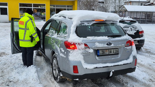 Schnee auf dem Autodach: Verwarngelder für Fahrer in Mittelhessen