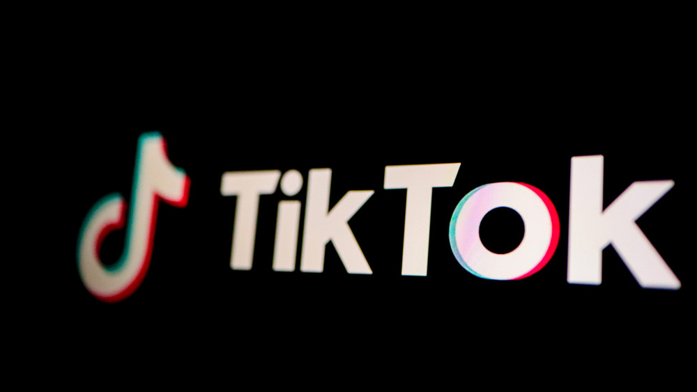 Das Tiktok-Logo auf dem Handy