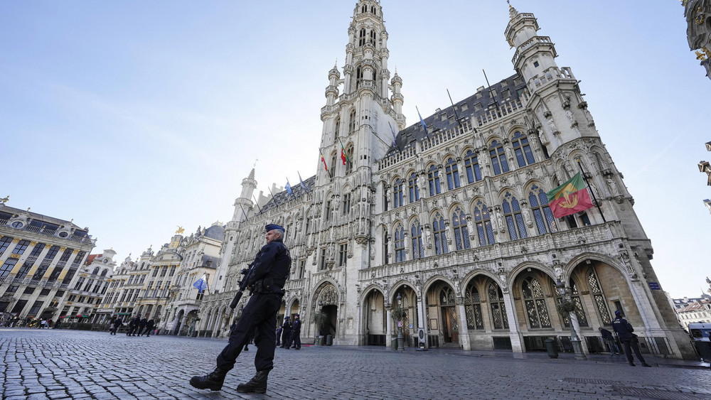 Belgische Polizisten patrouillieren nach den tödlichen Schüssen in Brüssel auf dem Grand Place.