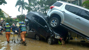 Taifun "Kalmaegi": Wassermassen reißen Autos mit