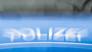 Lastwagen durchbricht Betonwand auf A67