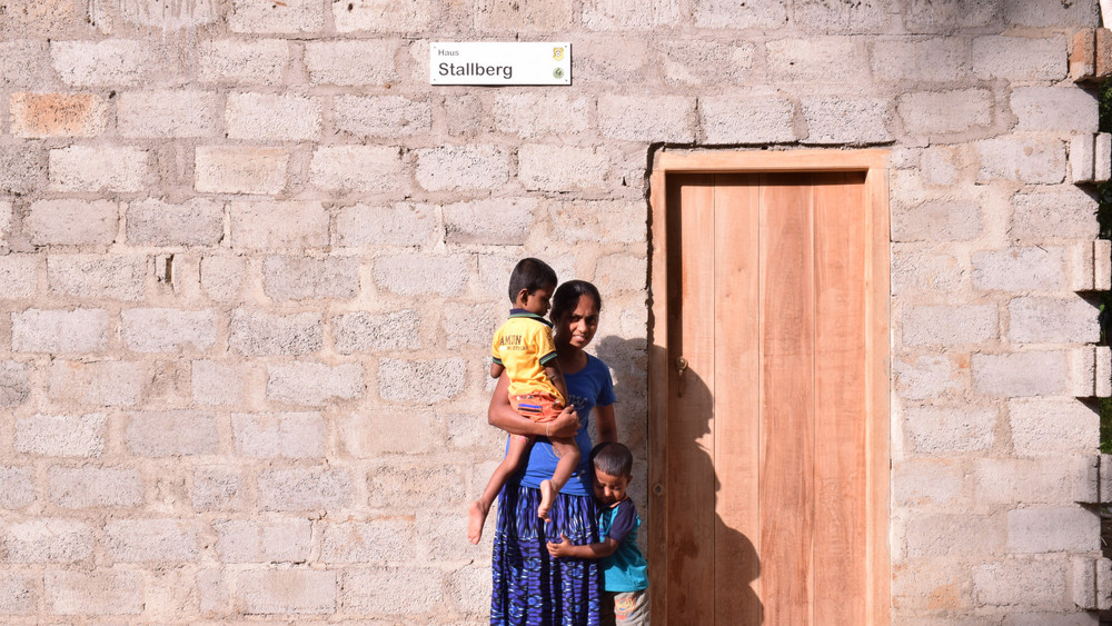 Eins der neun Häuser, das durch die Veranstaltung "Eiterfeld bewegt sich" in Sri Lanka gebaut werden konnte. Jedes Haus ist nach einem Berg des hessischen Kegelspiels benannt.