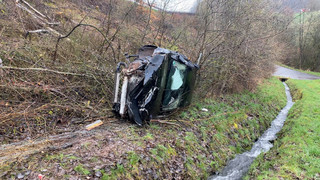 Auto fliegt auf der A7 am Hattenbacher Dreieck Abhang hinunter