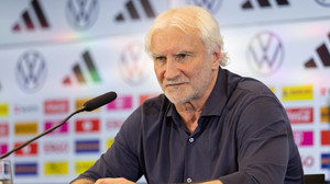 Völler garantiert vor Kolumbien-Spiel: Flick bleibt Bundestrainer