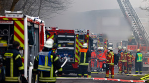 Feuerwehr-Großeinsatz in Mainz: Auto brennt in Tiefgarage