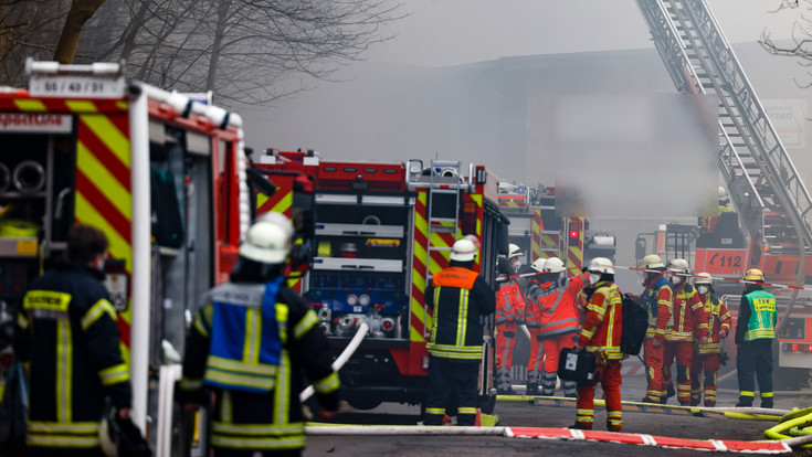 Verkehrschaos auf A 44: Darum brannte ein Lkw-Anhänger