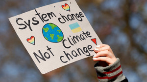 Klimaaktivisten von Fridays for Future besetzen Frankfurter Parkhaus