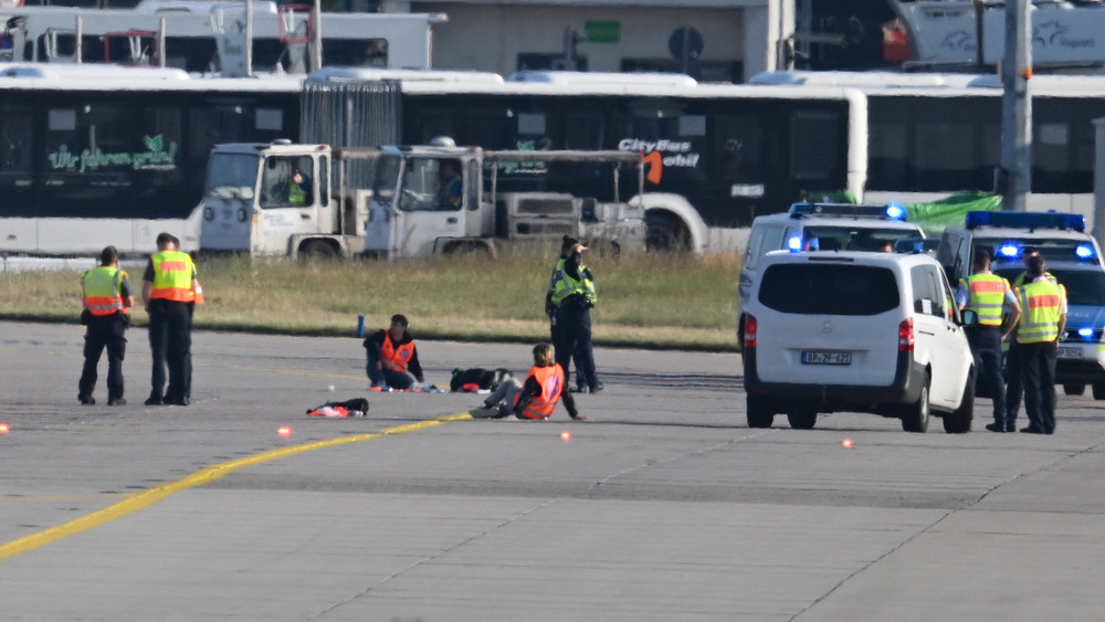 Klima-Demonstranten hatten sich am Frankfurter Flughafen auf die Landebahn geklebt.