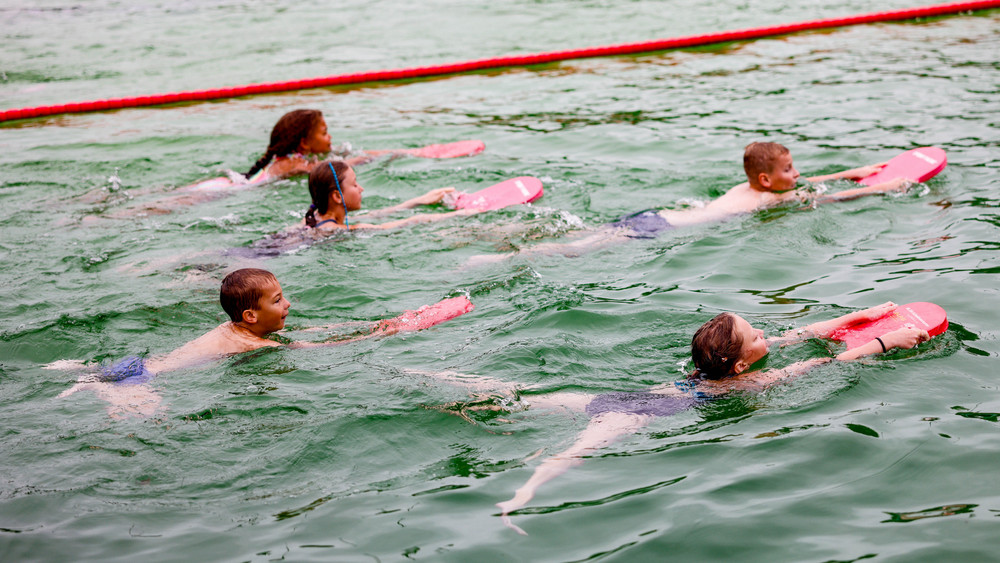 Kinder lernen Schwimmen. Die DLRG fordert flächendeckenden Schwimmunterricht in den Schulen. Immer weniger Kinder können nämlich sicher schwimmen. 