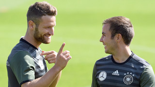 DFB-Kinderfußball-Tour: Shkodran Mustafi zu Gast in Baunatal