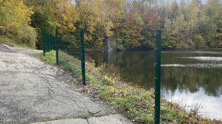 Ahnatal: Zäune am Natursee Bühl teilweise zerstört und umgetreten