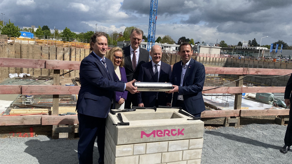 Bundeskanzler Olaf Scholz bei der Grundsteinlegung bei Merck in Darmstadt.