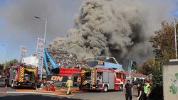 Großbrand auf Schrottplatz: Rauchwolken über Mannheim