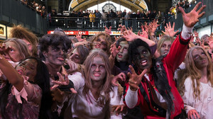 Halloween: 150 Zombies tanzen zu «Thriller» im Hamburger Hauptbahnhof