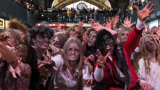 Halloween: 150 Zombies tanzen zu «Thriller» im Hamburger Hauptbahnhof