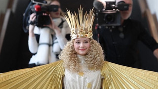 Erstmals im Ornat: Nürnberger Christkind präsentiert das Kostüm