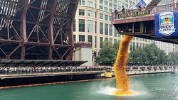 90.000 Gummienten schwimmen für guten Zweck den Chicago River hinab