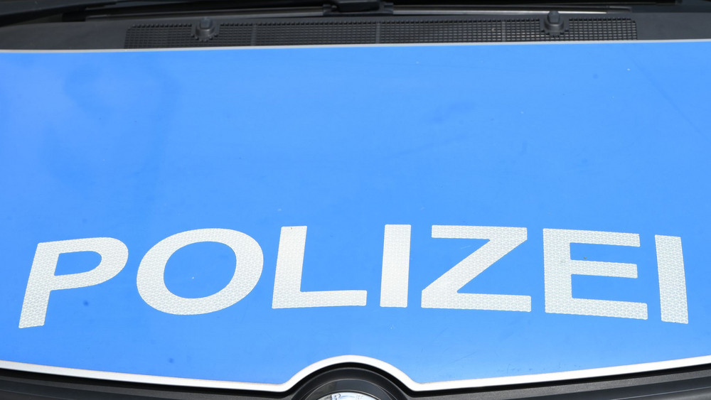 In Frankfurt wird die Polizei in ein Freibad gerufen - es geht um den Vorwurf der sexuellen Belästigung. (Symbolbild)