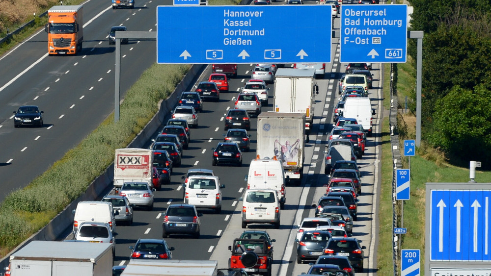 Wegen des ganzen Pendler-Staus möchte die Autobahn GmbH die A5 zwischen dem Frankfurter Kreuz und Friedberg ausbauen lassen: Statt sechs Spuren soll es 10 Spuren geben. 