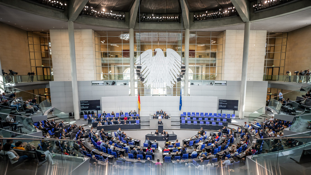 Der Bundestag hat nach einer langen Debatte das umstrittene Gebäudeenergiegesetz beschlossen.