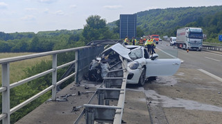 Porsche-Fahrer prallt auf A66 bei Steinau in Leitplanke