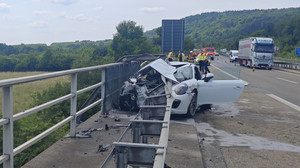 Porsche-Fahrer prallt auf A66 bei Steinau in Leitplanke