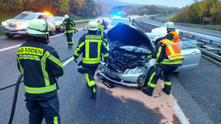Auto kracht auf A66 bei Bad Soden-Salmünster in Leitplanke