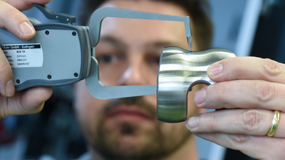 Gewagter Vorschlag: Für Implantate wie zum Beispiel künstliche Knie-Gelenke sollten betagte Patienten künftig selbst zahlen, so der Chef der Klinikgruppe Sana - Lemke.