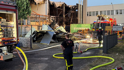 Großbrand in Kriftel: Brand in Lagerhalle gelöscht