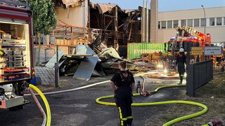 Großbrand in Kriftel: Brand in Lagerhalle gelöscht