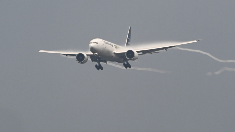 Ein Flugzeug musste am Frankfurter Flughafen auf dem Weg nach Indien (Delhi) unplanmässig landen, weil ein betrunkener Passagier aggressiv wurde.