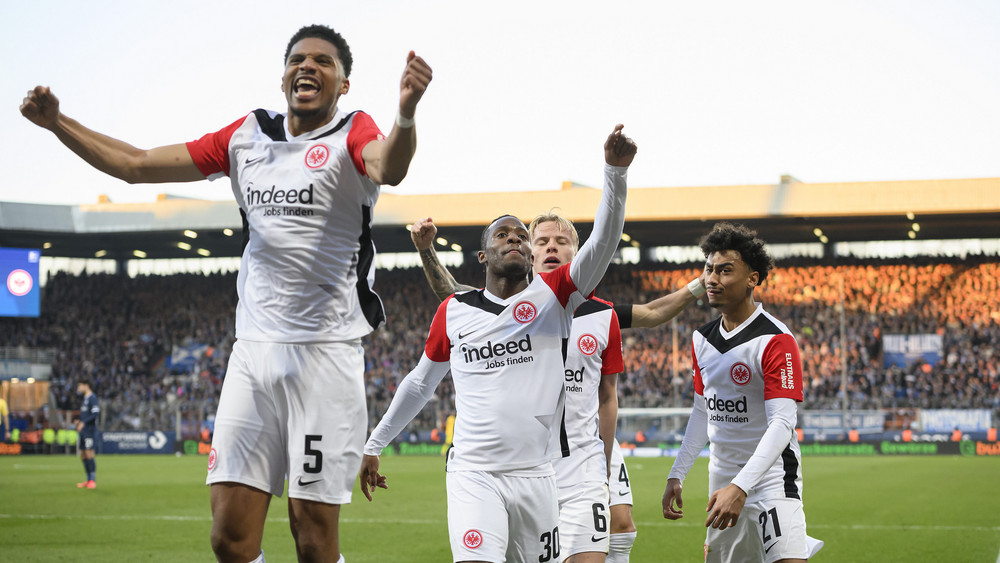 Eintracht-Abwehrspieler Aurèle Amenda (links) möchte in der kommenden Saison wieder jubeln (Archivbild).