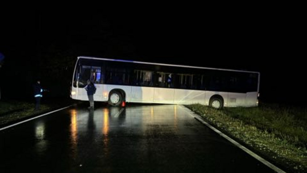 Ein Bus stand quer auf der Straße bei Gelnhausen