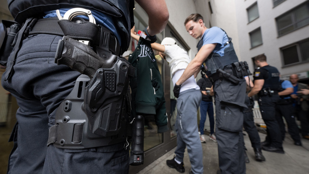 Die Polizei kontrolliert in Frankfurt mehrere mutmaßliche Rauschgifthändler in einer Nebenstraße der Einkaufsstraße Zeil.