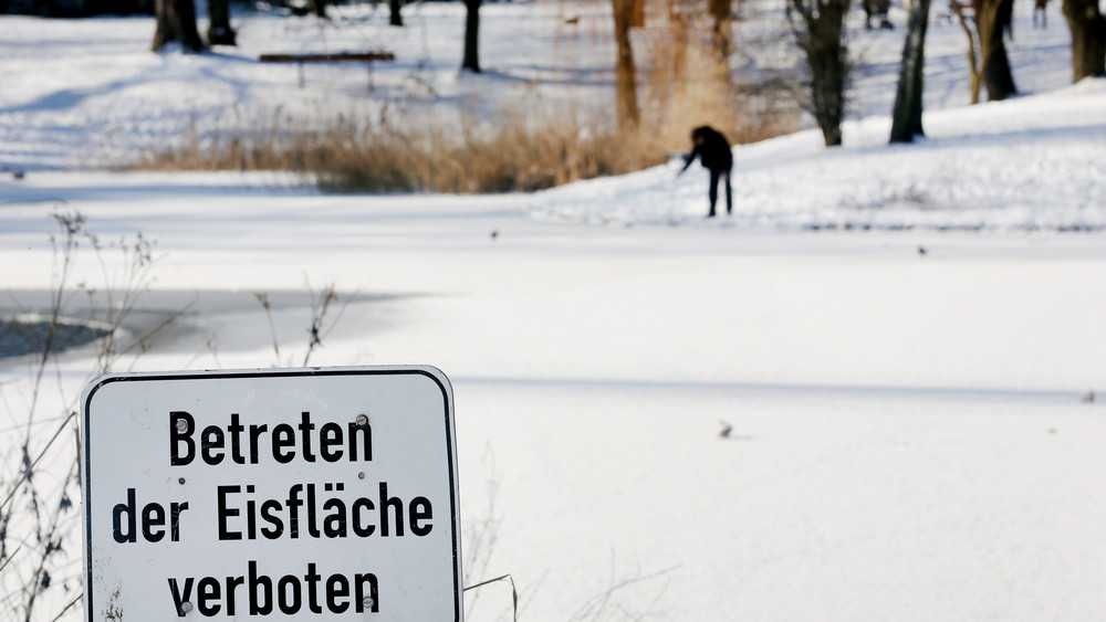 Ein Schild warnt vor dem Betreten einer Eisfläche - in Wiesbaden mussten zwei Kinder von ihrer Mutter gerettet werden, nachdem sie eingebrochen waren.